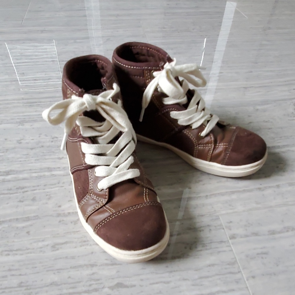 Boys size 1 shoes